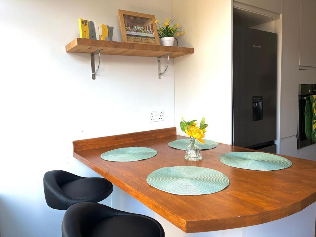 A Tranquil Must-stay Near Fratton Train Station, With Pool Table And Private Garden Portsmouth
