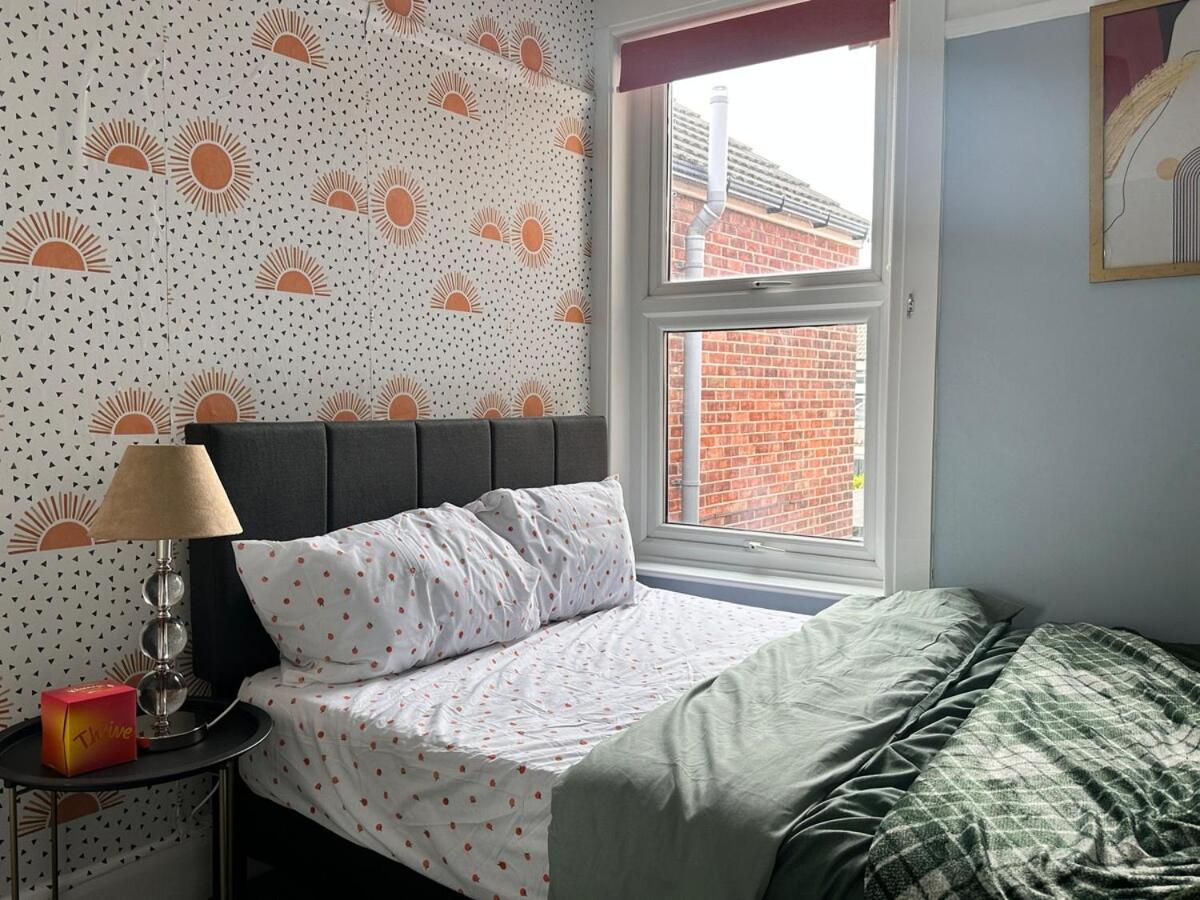 A Tranquil Must-stay Near Fratton Train Station, With Pool Table And Private Garden * Portsmouth