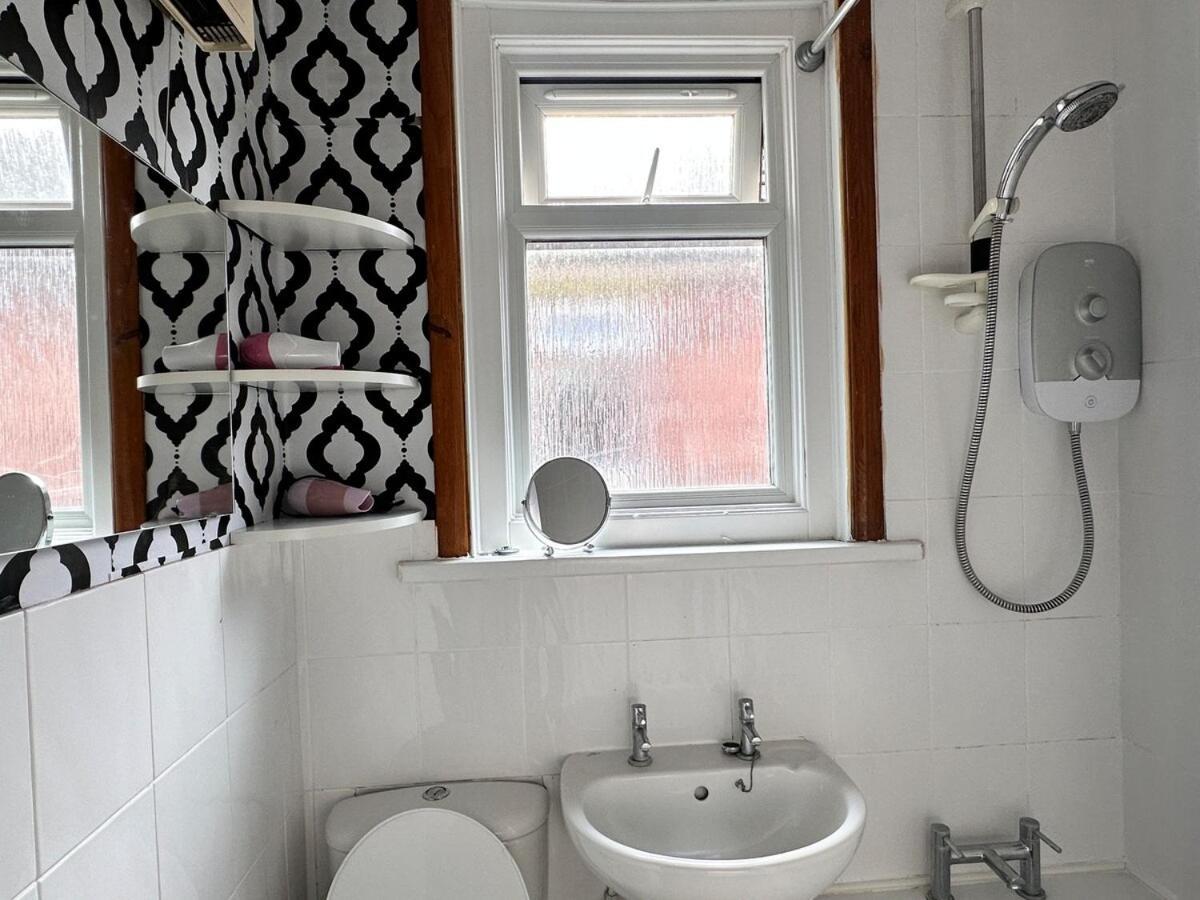 A Tranquil Must-stay Near Fratton Train Station, With Pool Table And Private Garden Portsmouth