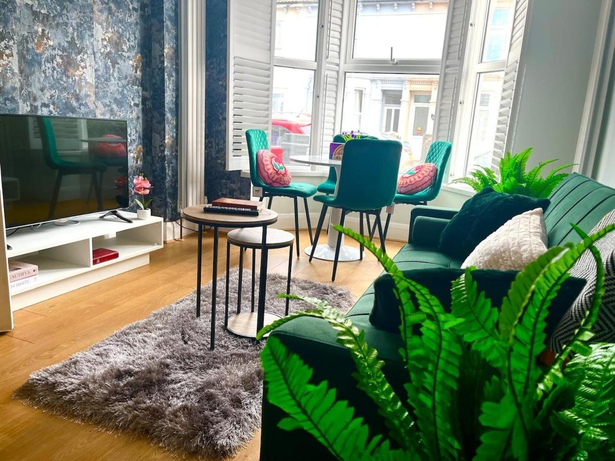 A Tranquil Must-stay Near Fratton Train Station, With Pool Table And Private Garden * Portsmouth