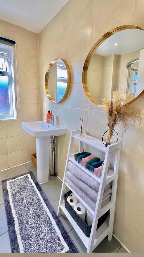 Annika - 3 Bedroom House, Driveway,2 Free Parking, Sleeps 7,Cozy Garden,Pool Table * Portsmouth