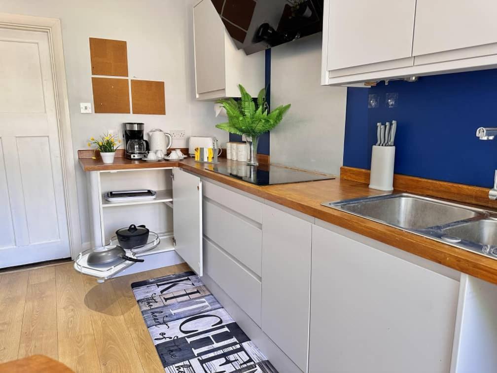 Annika - 3 Bedroom House, Driveway,2 Free Parking, Sleeps 7,Cozy Garden,Pool Table Portsmouth