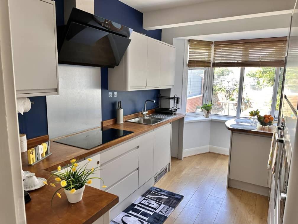 Annika - 3 Bedroom House, Driveway,2 Free Parking, Sleeps 7,Cozy Garden,Pool Table Portsmouth