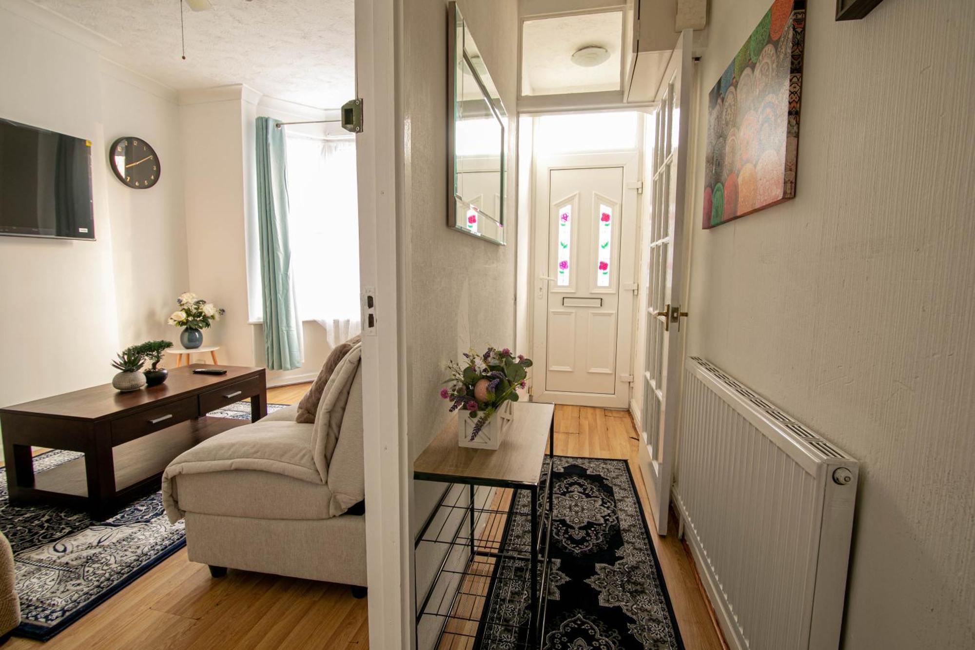 3 Bed Stylish & Spacious Home, Sleep Up To 7ppl Portsmouth