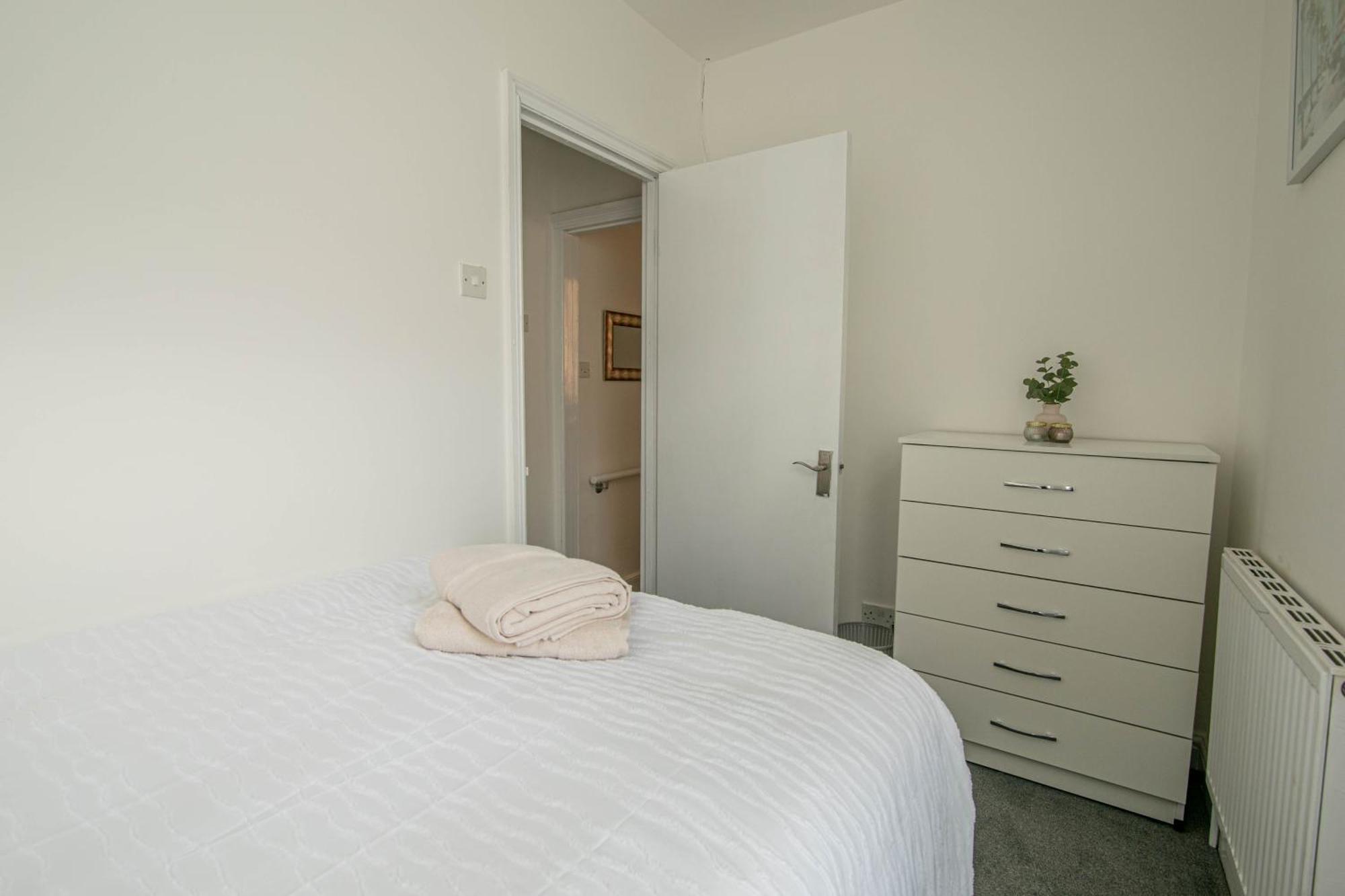 3 Bed Stylish & Spacious Home, Sleep Up To 7ppl * Portsmouth