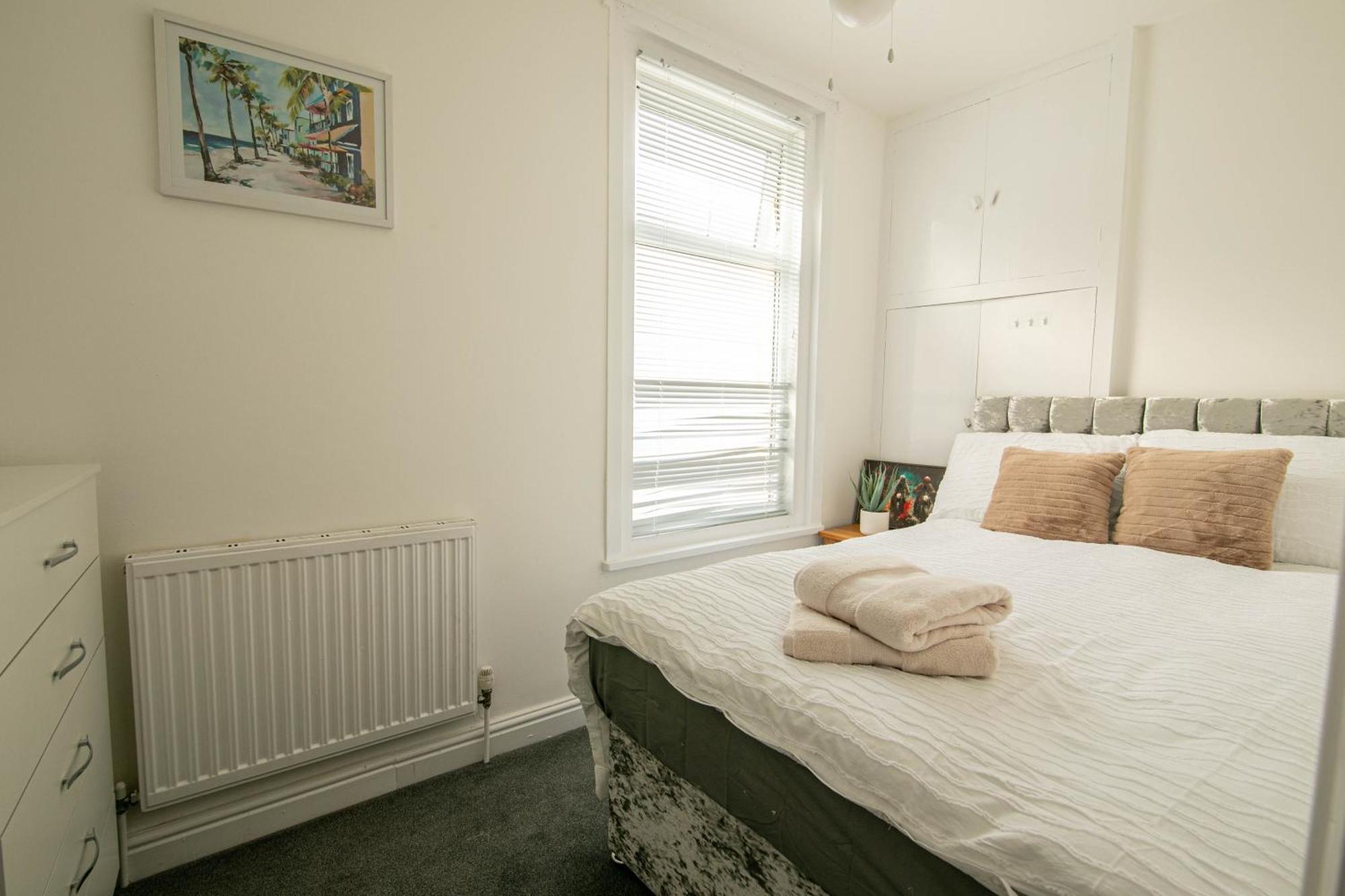 3 Bed Stylish & Spacious Home, Sleep Up To 7ppl Holiday home *
