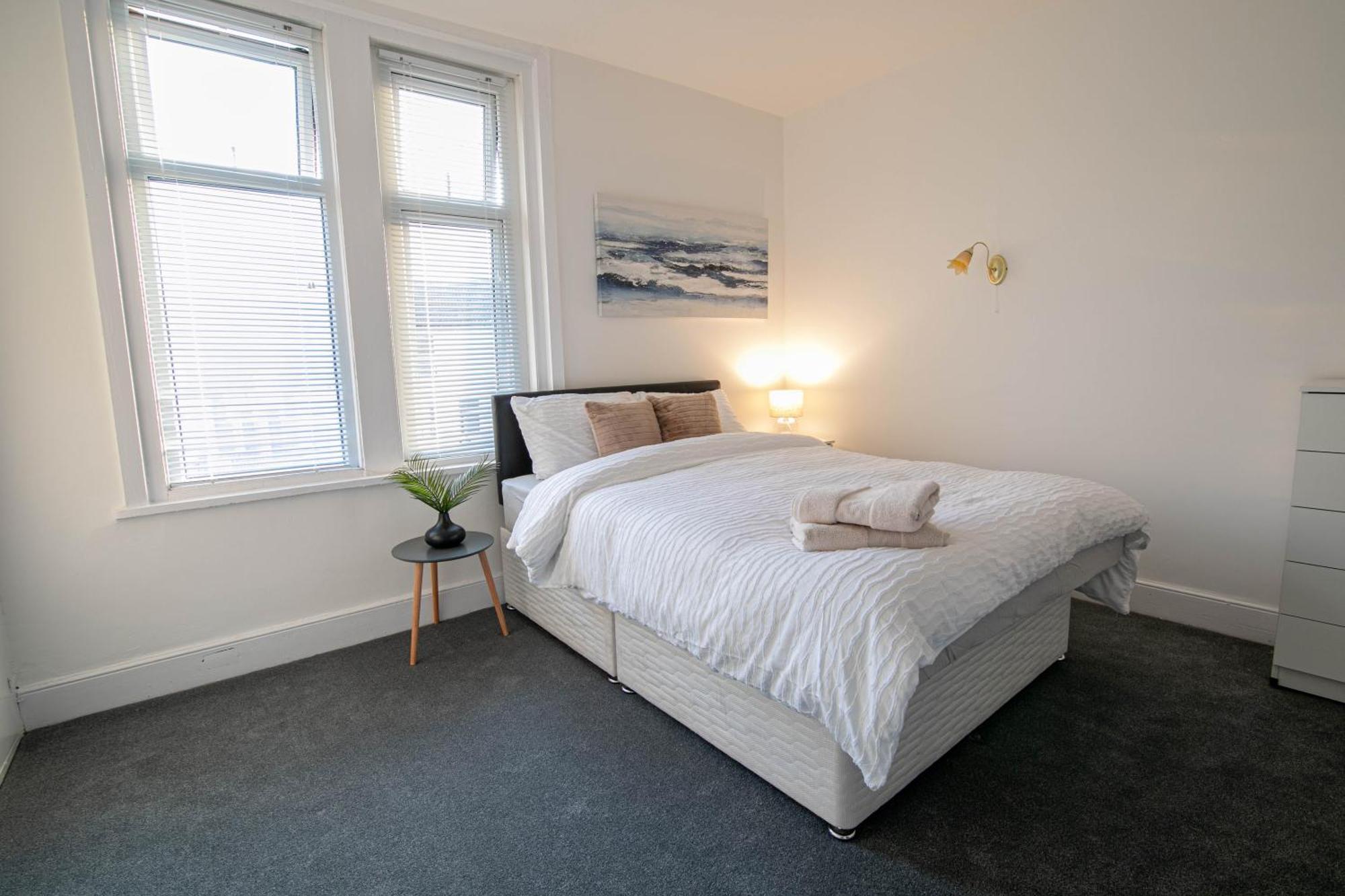 3 Bed Stylish & Spacious Home, Sleep Up To 7ppl Holiday home *