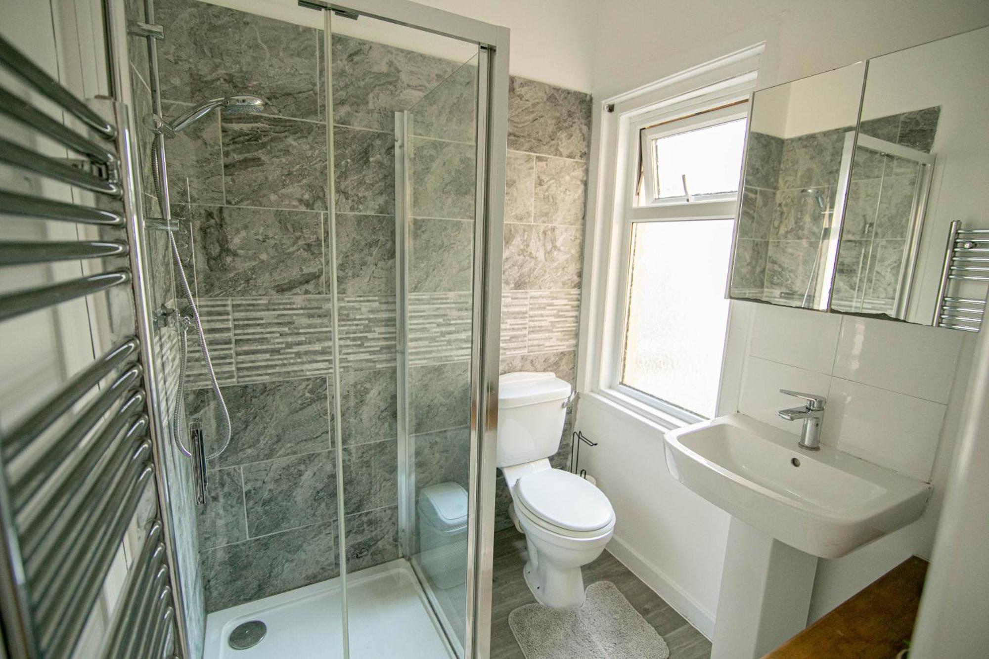 3 Bed Stylish & Spacious Home, Sleep Up To 7ppl Holiday home