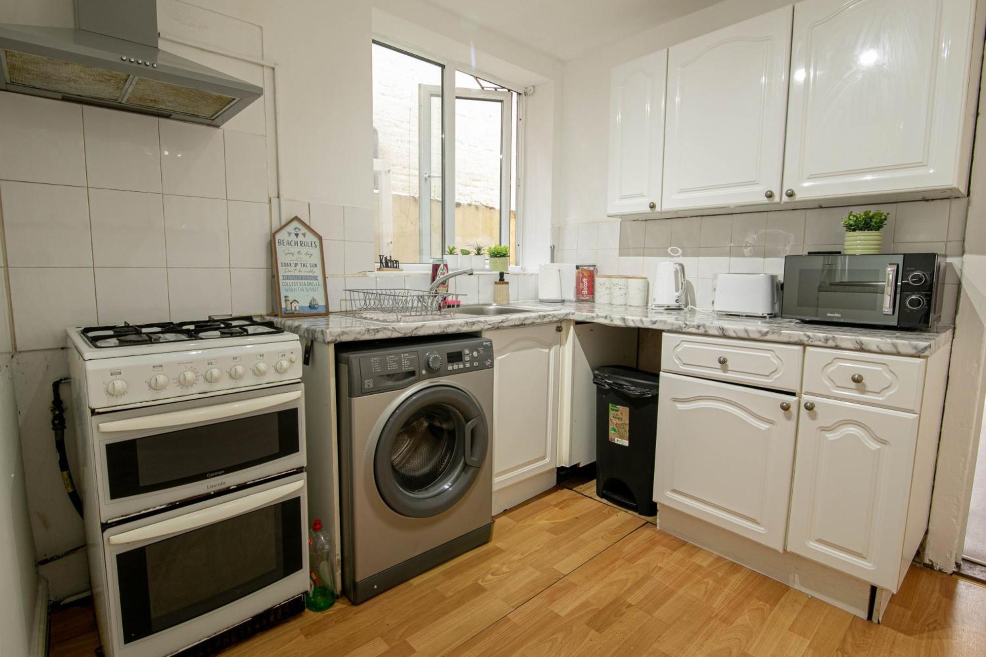 3 Bed Stylish & Spacious Home, Sleep Up To 7ppl Portsmouth