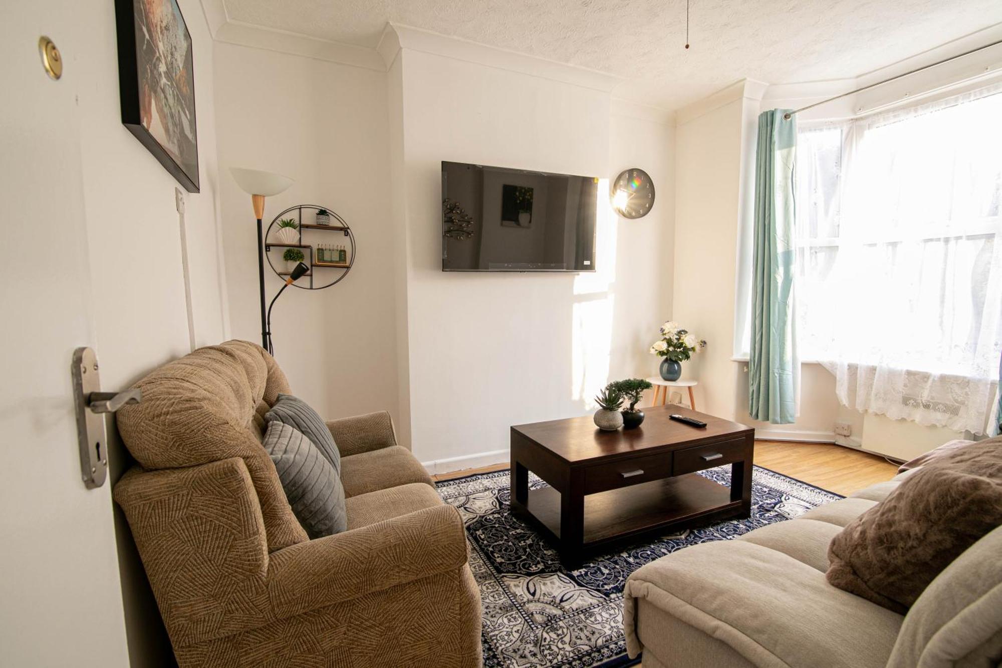 Holiday home 3 Bed Stylish & Spacious Home, Sleep Up To 7ppl *