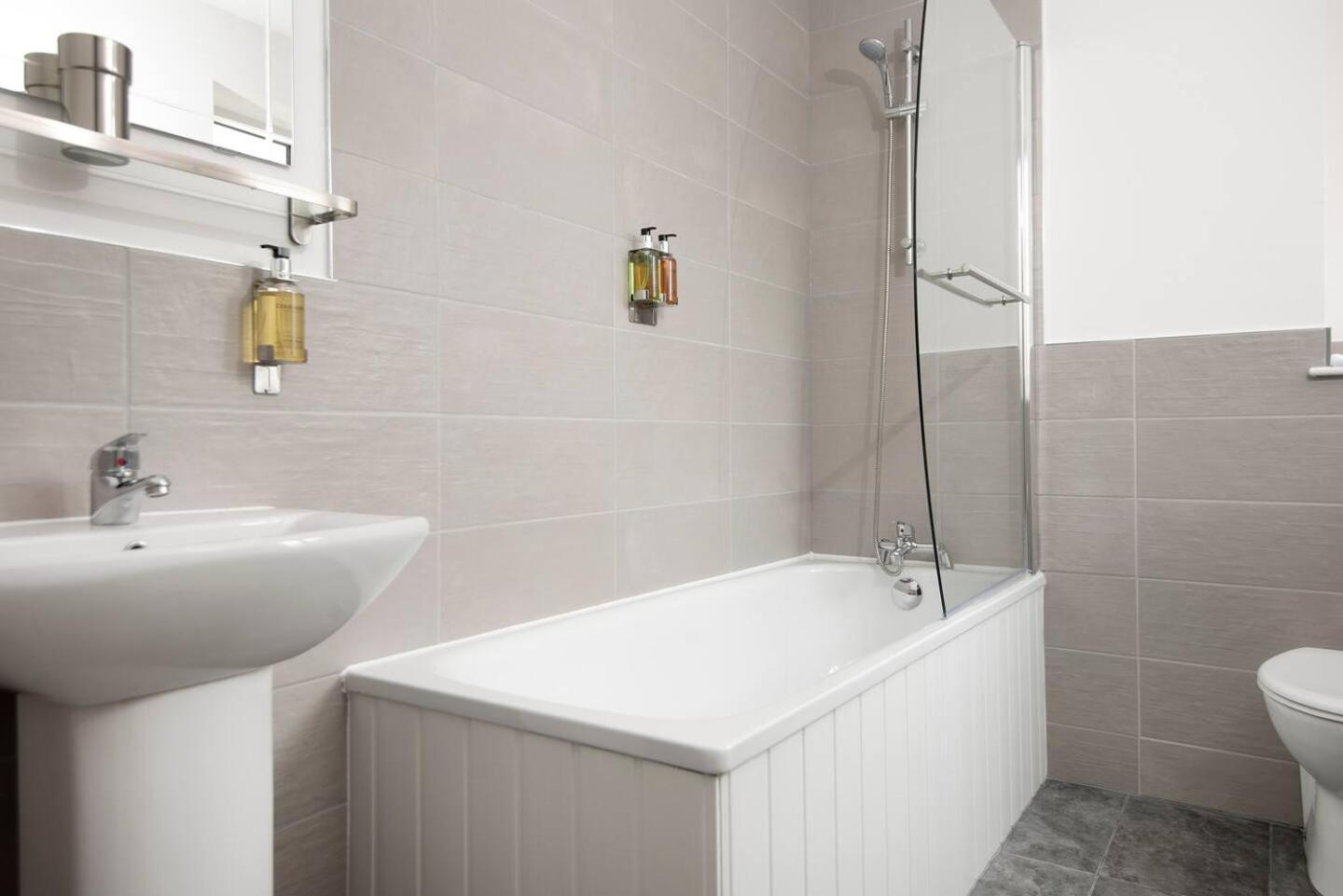 Harold House - Modern Open Plan 4 Bedroom, 3 Bathroom House In Southsea, Holiday home