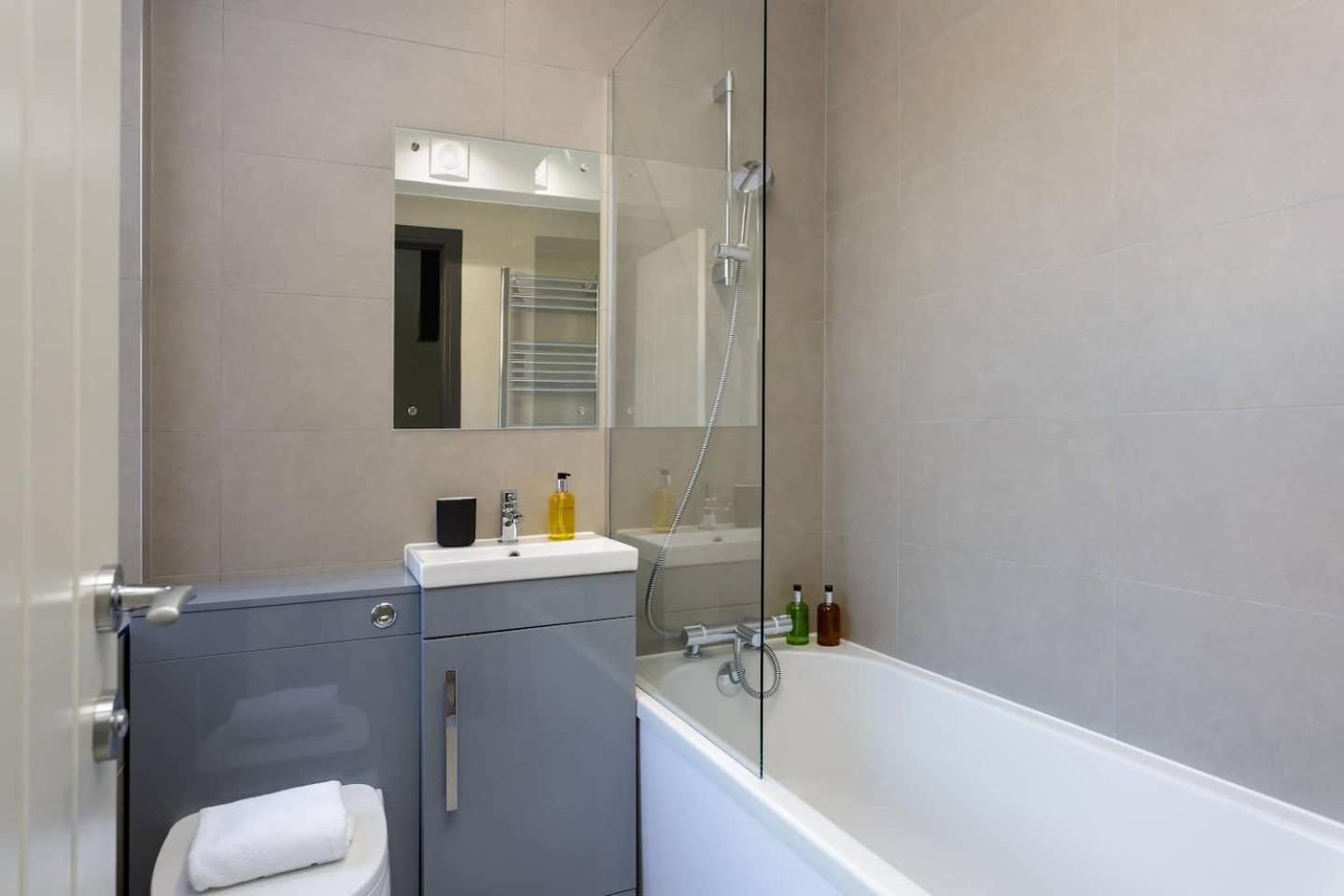 Beatrice Manor - Luxury 4 Bedroom House In Southsea, Casa de férias