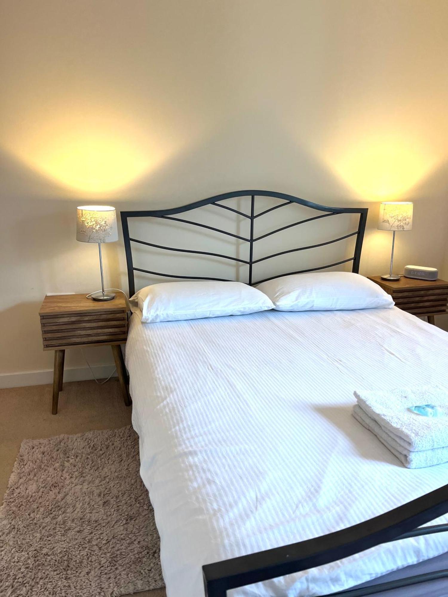 Spacious Two Bedrooms For Business And *