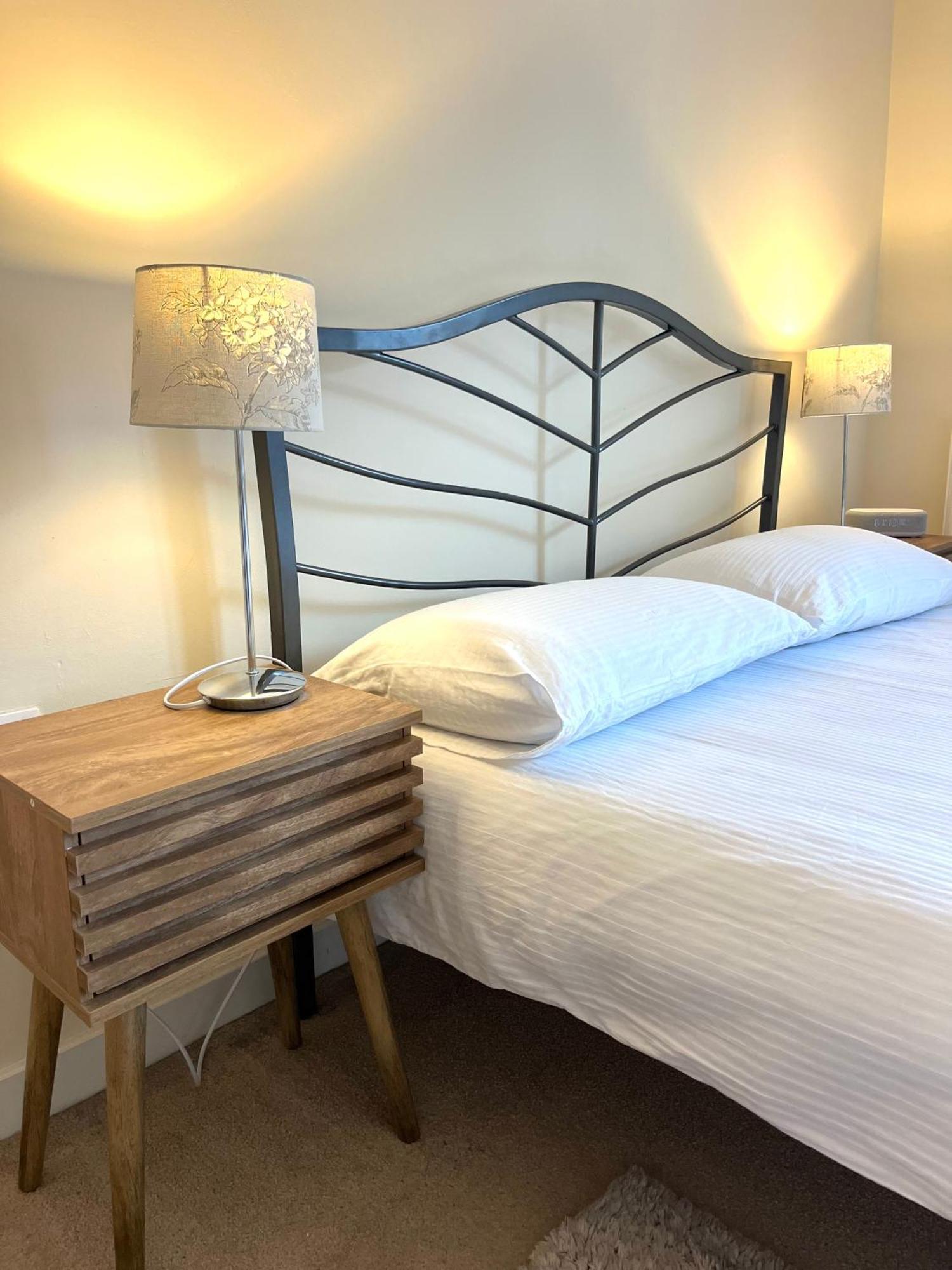 Spacious Two Bedrooms For Business And Portsmouth