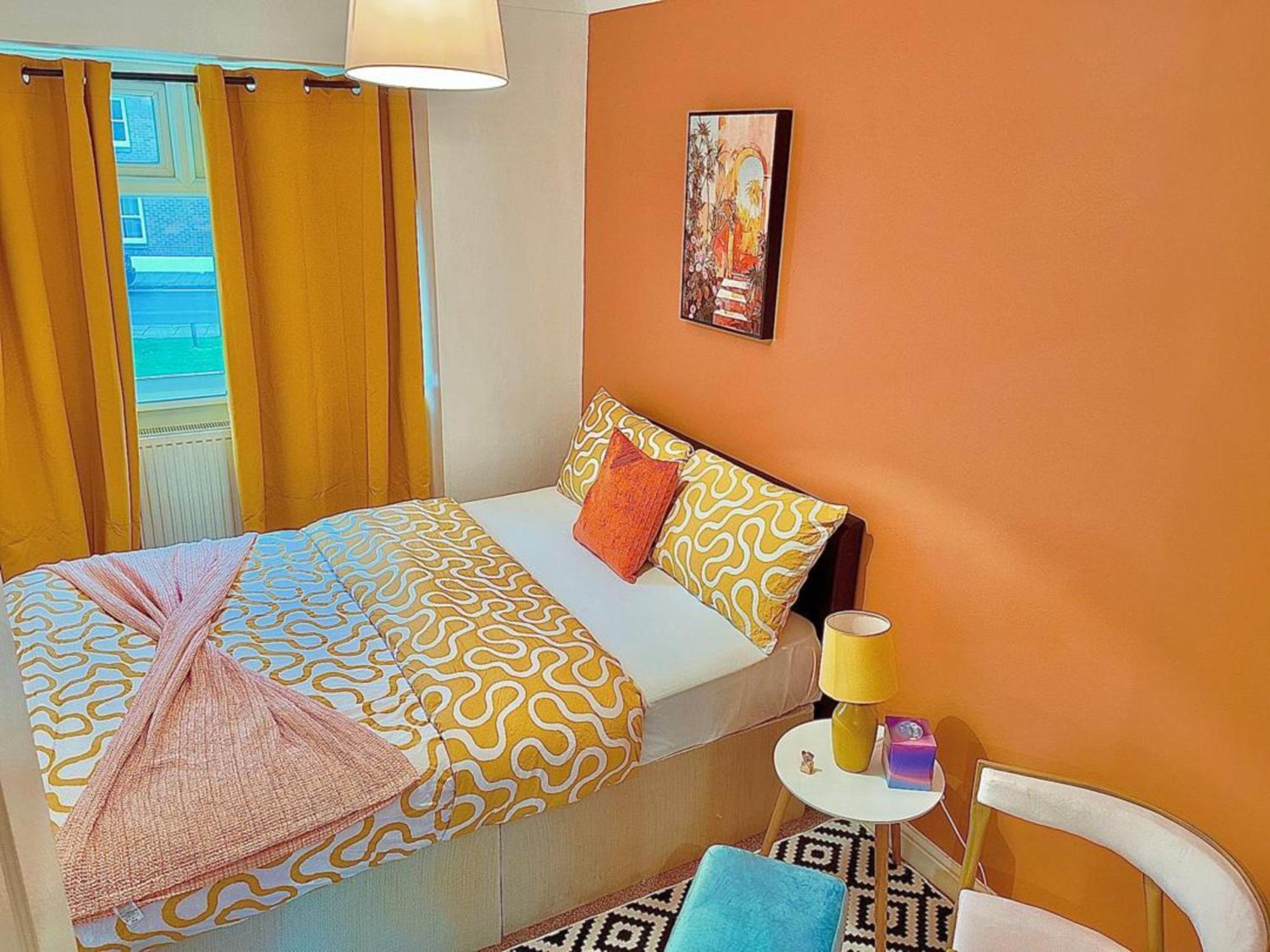 Holiday home Kaly- Relaxing Garden, Central, Close Parking, Near Harbour Train Station, Gunwharf Quays, Southsea *