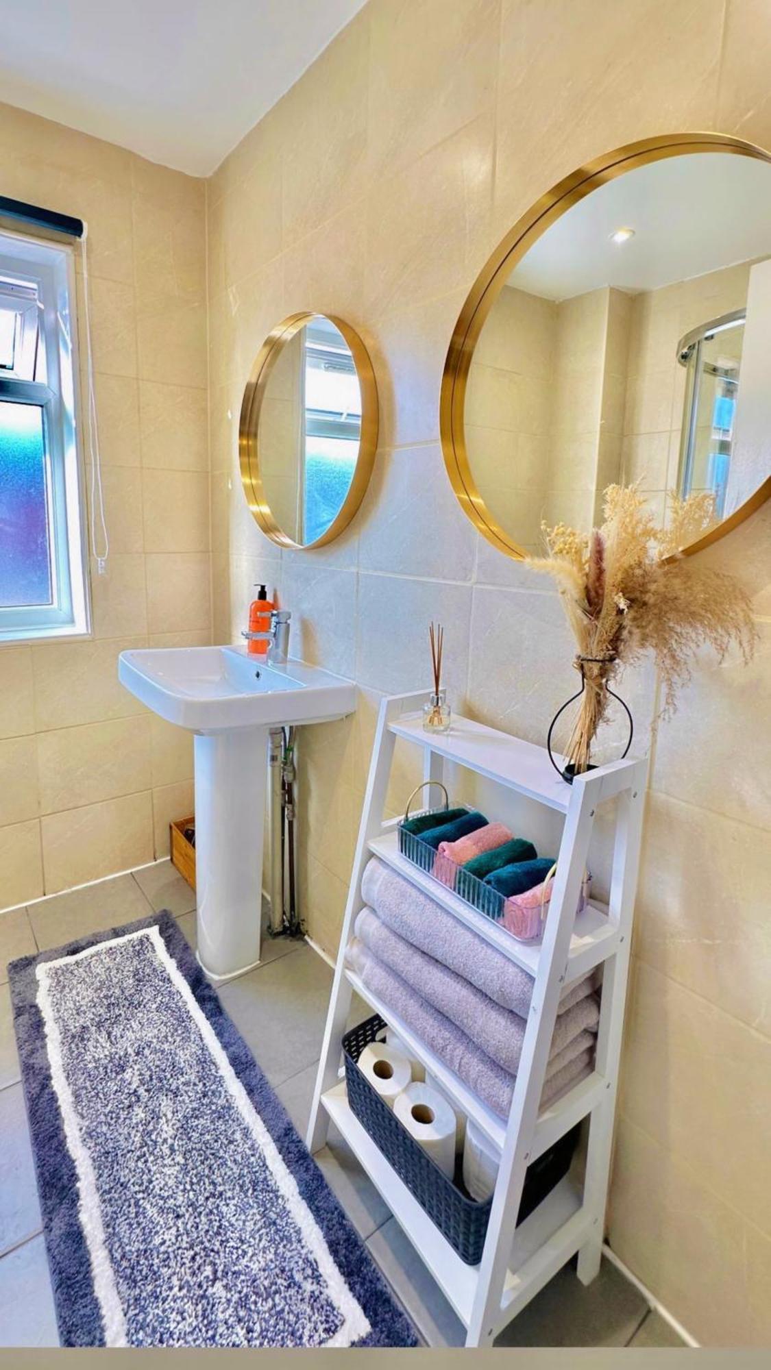 Kaly- Relaxing Garden, Central, Close Parking, Near Harbour Train Station, Gunwharf Quays, Southsea Holiday home Portsmouth