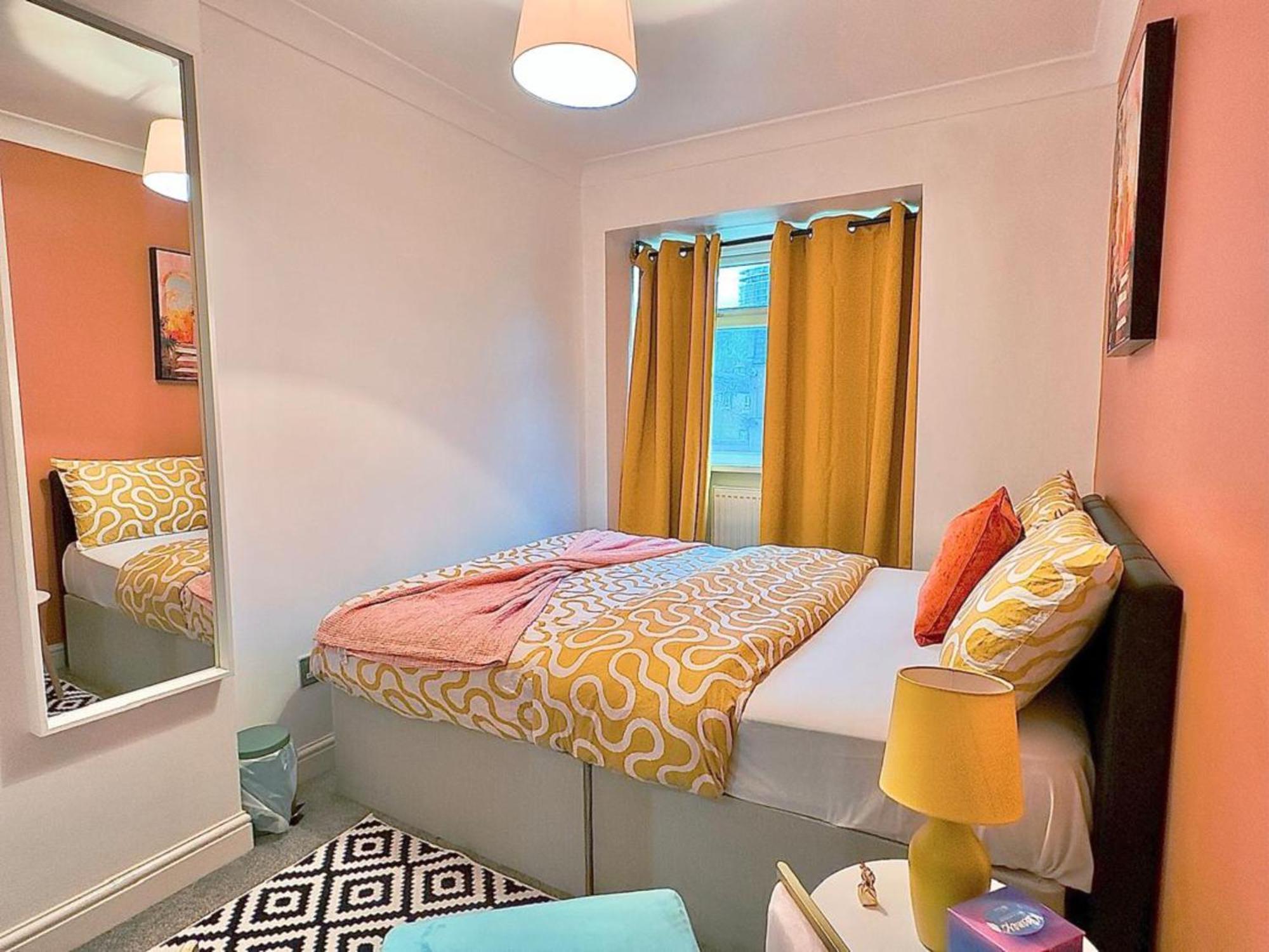 Kaly- Relaxing Garden, Central, Close Parking, Near Harbour Train Station, Gunwharf Quays, Southsea Portsmouth