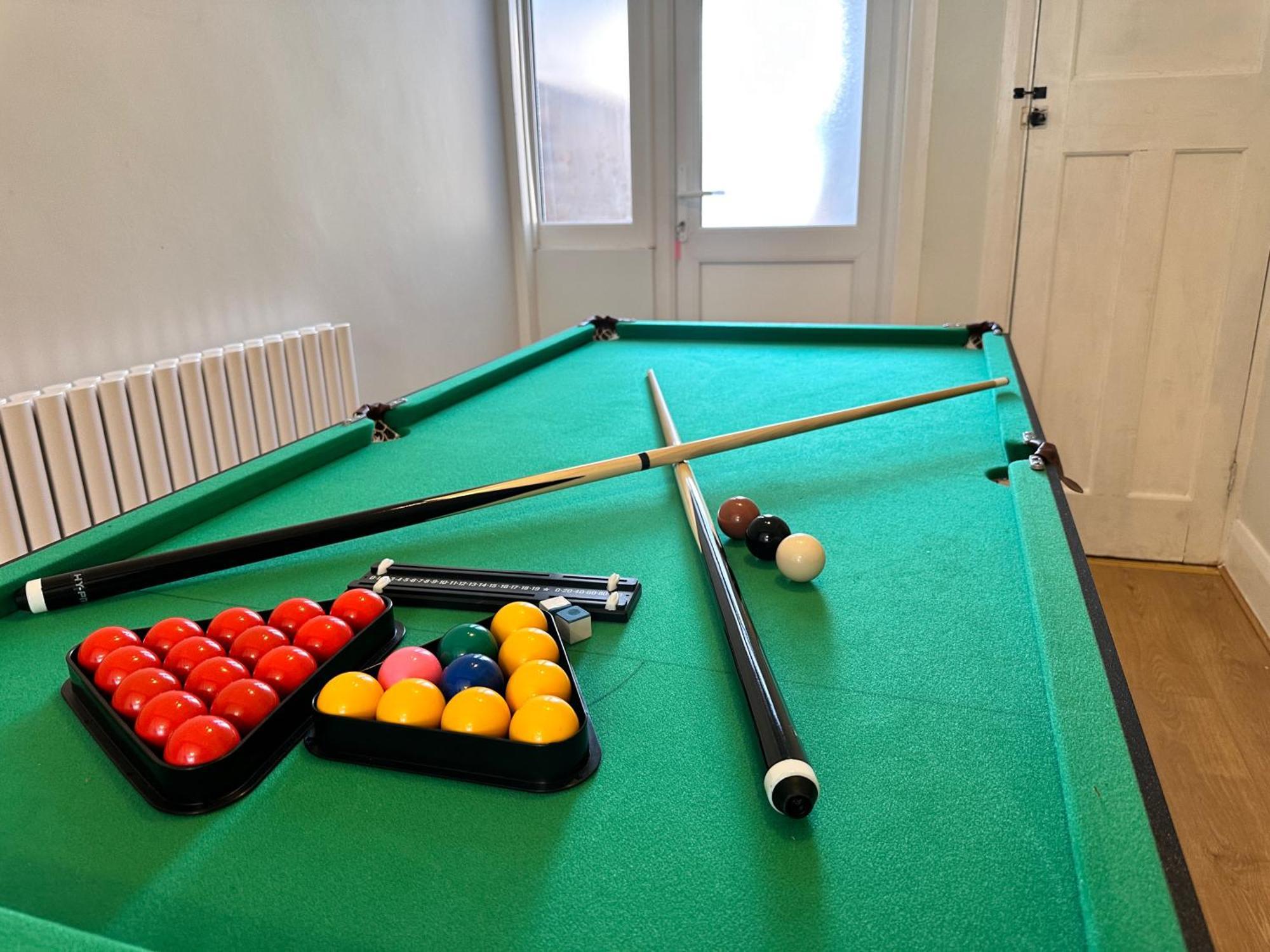 Annika - 3 Bedroom House, Driveway,2 Free Parking, Sleeps 7,Cozy Garden,Pool Table *