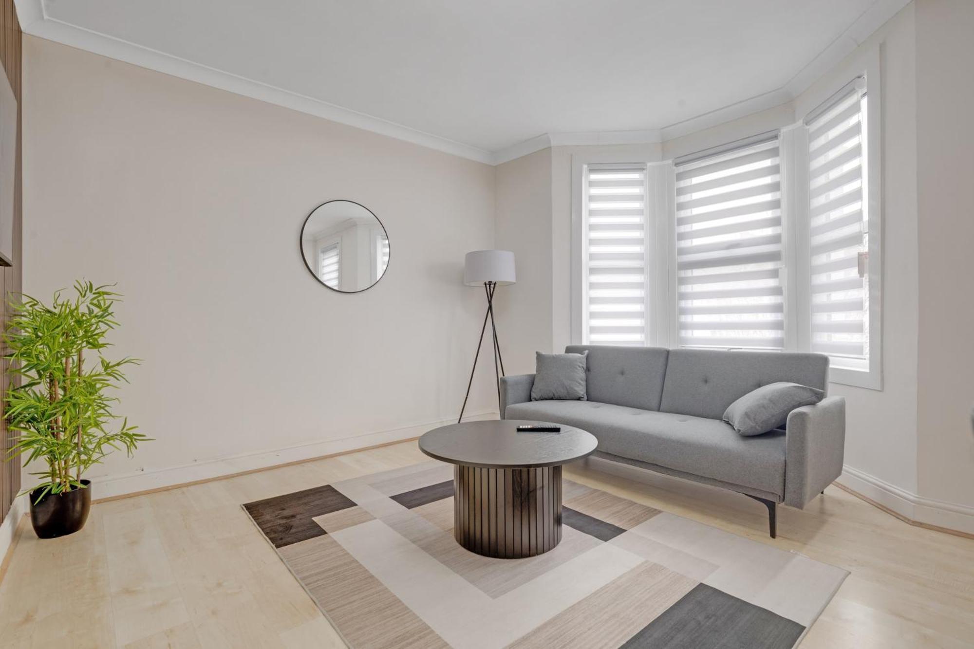 Annika - 3 Bedroom House, Driveway,2 Free Parking, Sleeps 7,Cozy Garden,Pool Table * Portsmouth