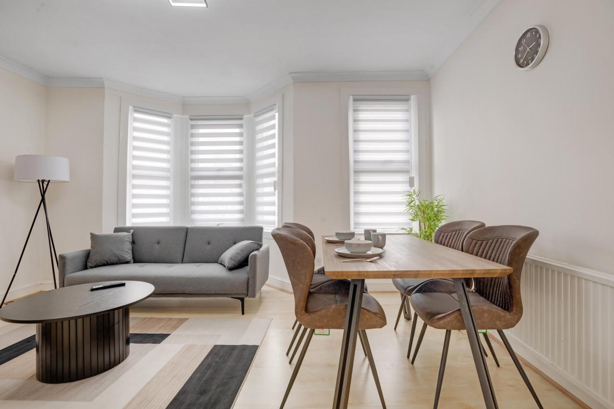 Annika - 3 Bedroom House, Driveway,2 Free Parking, Sleeps 7,Cozy Garden,Pool Table Portsmouth