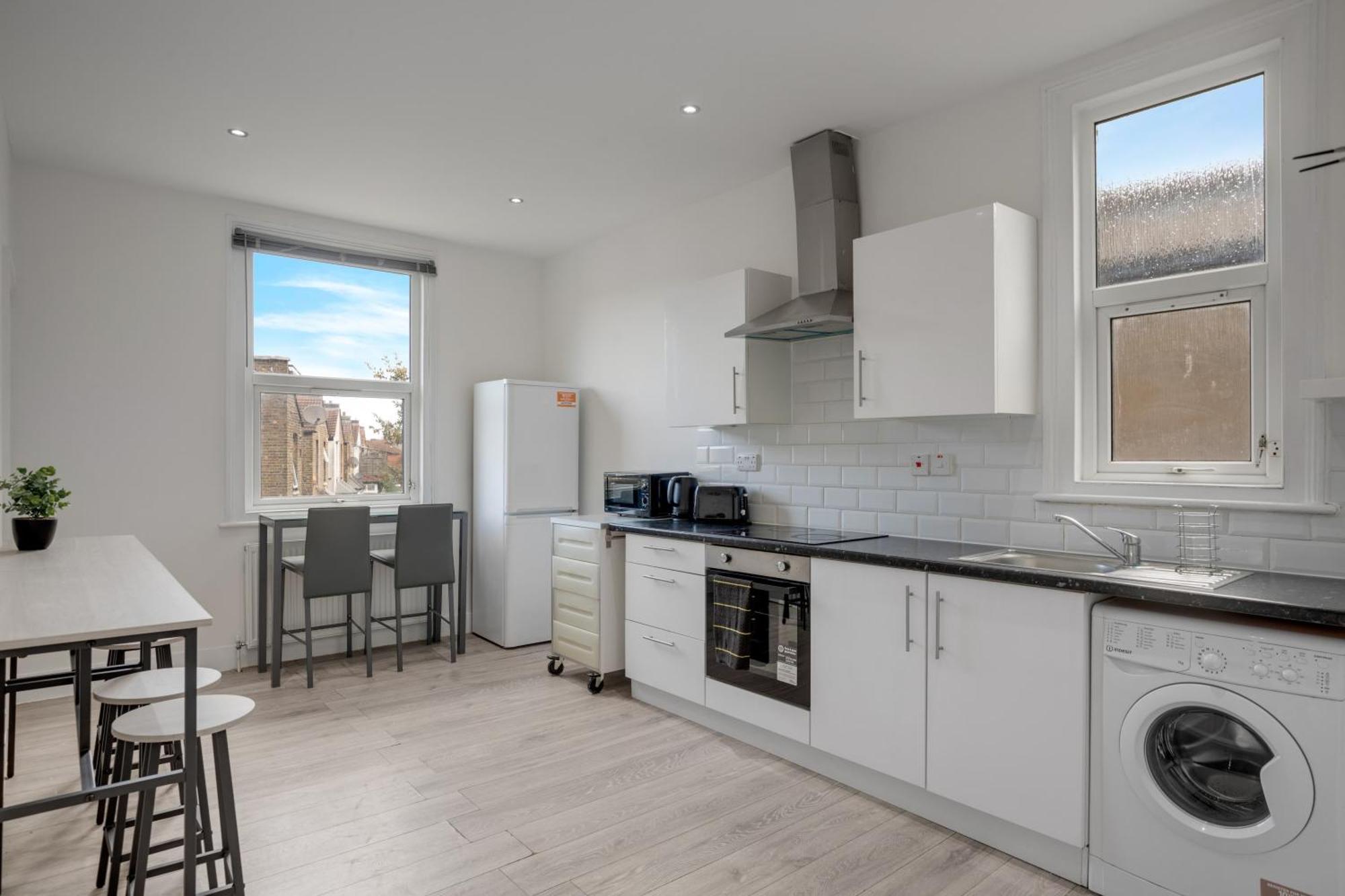 Apartment Annika - 3 Bedroom House, Driveway,2 Free Parking, Sleeps 7,Cozy Garden,Pool Table *