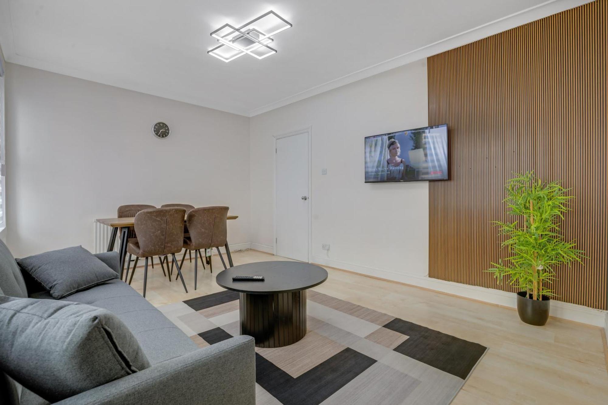Apartment Annika - 3 Bedroom House, Driveway,2 Free Parking, Sleeps 7,Cozy Garden,Pool Table *