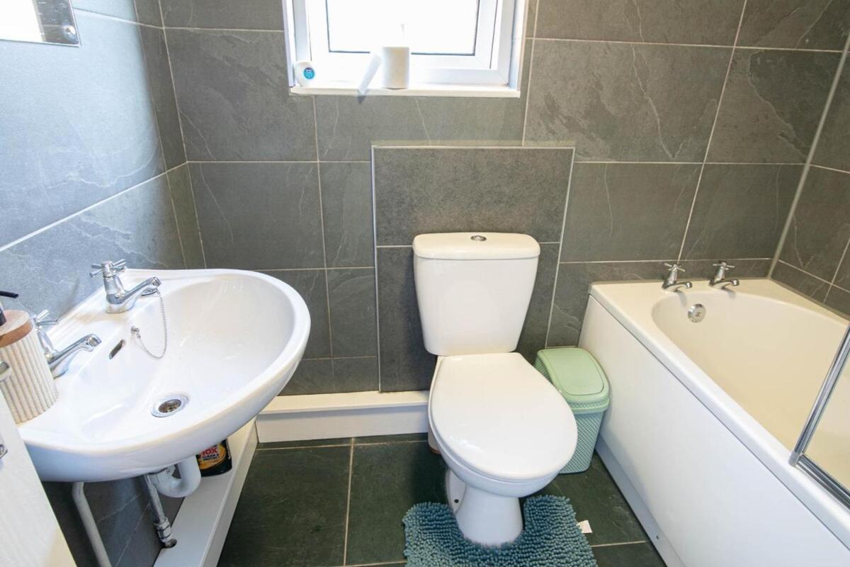 Holiday home 3 Bed Modern Home, Vibrant & Stylish, Sleep Upto 7