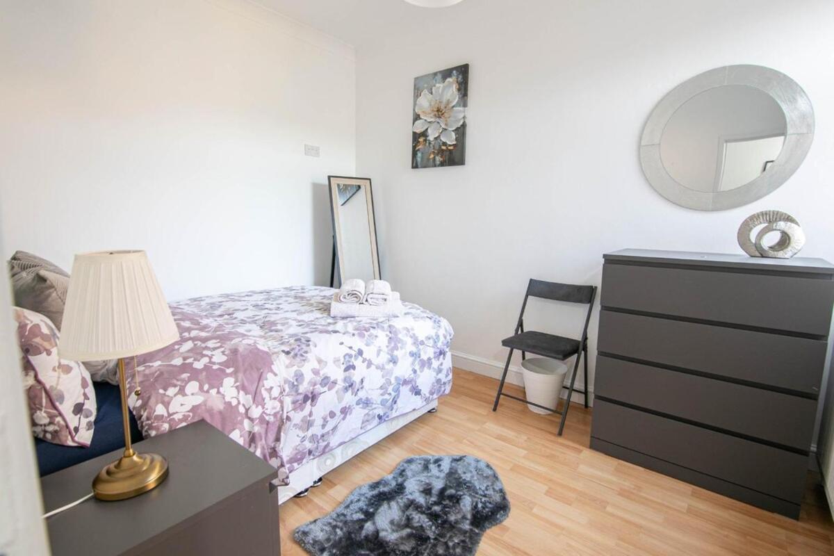 Holiday home 3 Bed Modern Home, Vibrant & Stylish, Sleep Upto 7 *