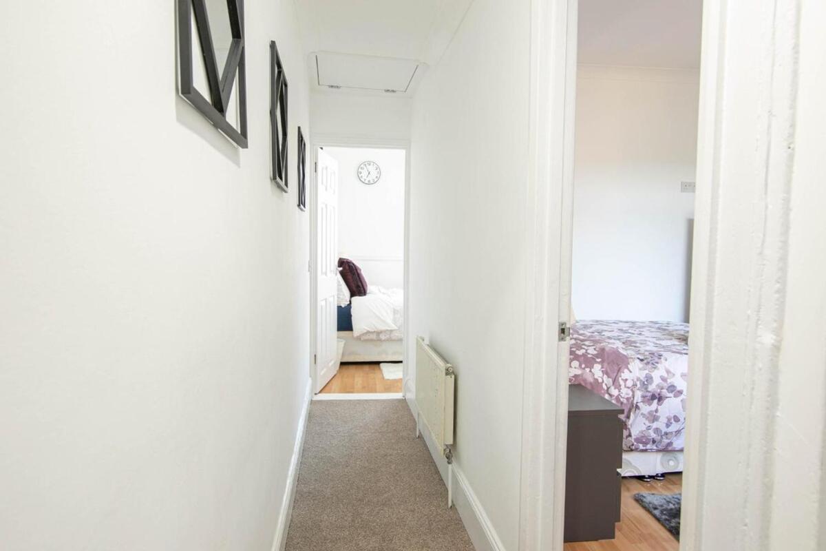 3 Bed Modern Home, Vibrant & Stylish, Sleep Upto 7 *