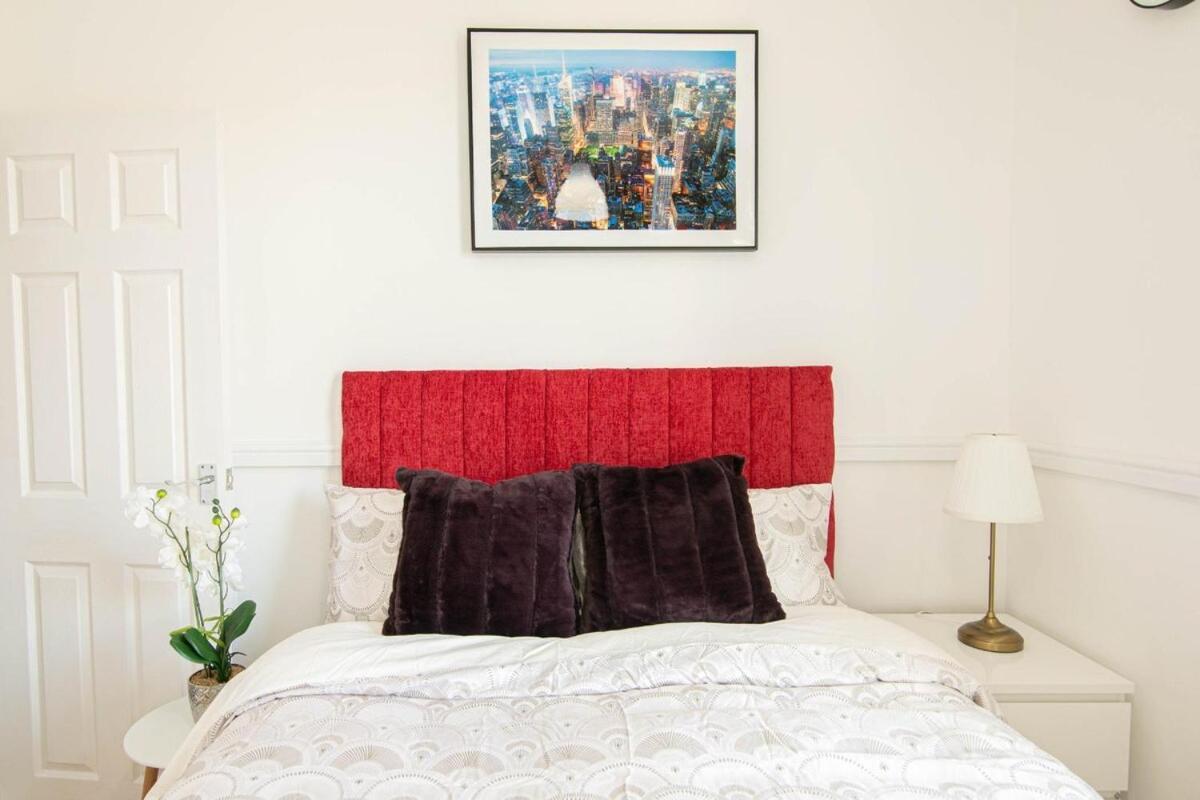 3 Bed Modern Home, Vibrant & Stylish, Sleep Upto 7 Portsmouth