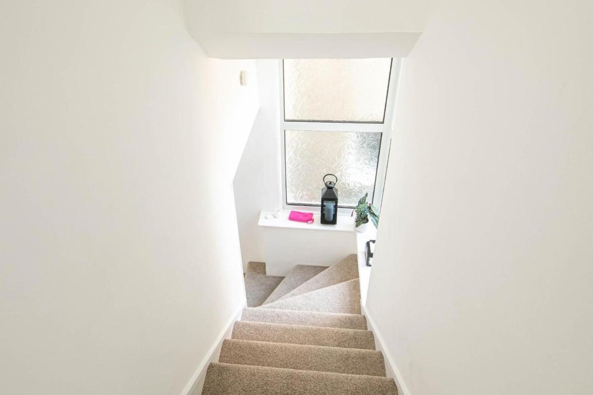 3 Bed Modern Home, Vibrant & Stylish, Sleep Upto 7 Holiday home