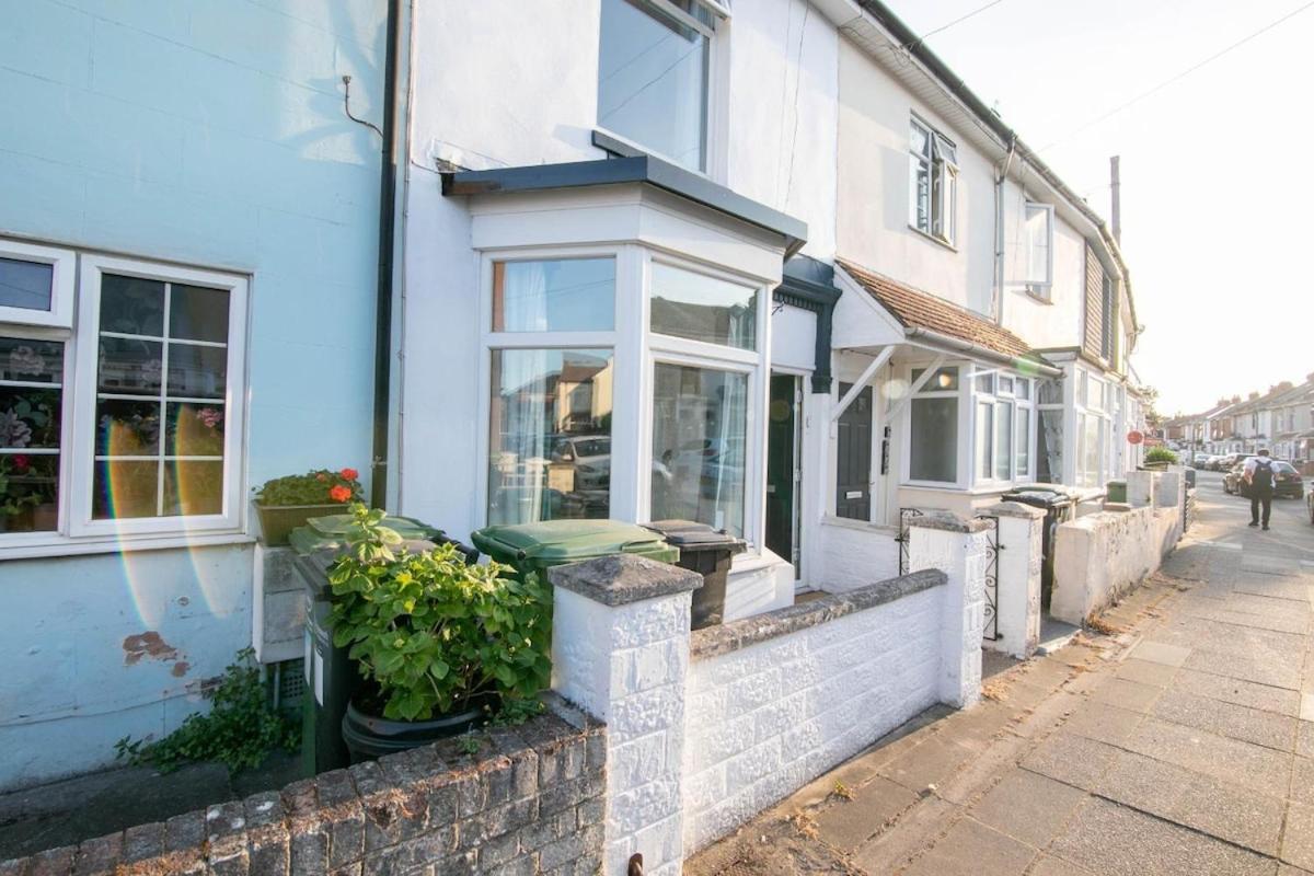 3 Bed Modern Home, Vibrant & Stylish, Sleep Upto 7 Holiday home