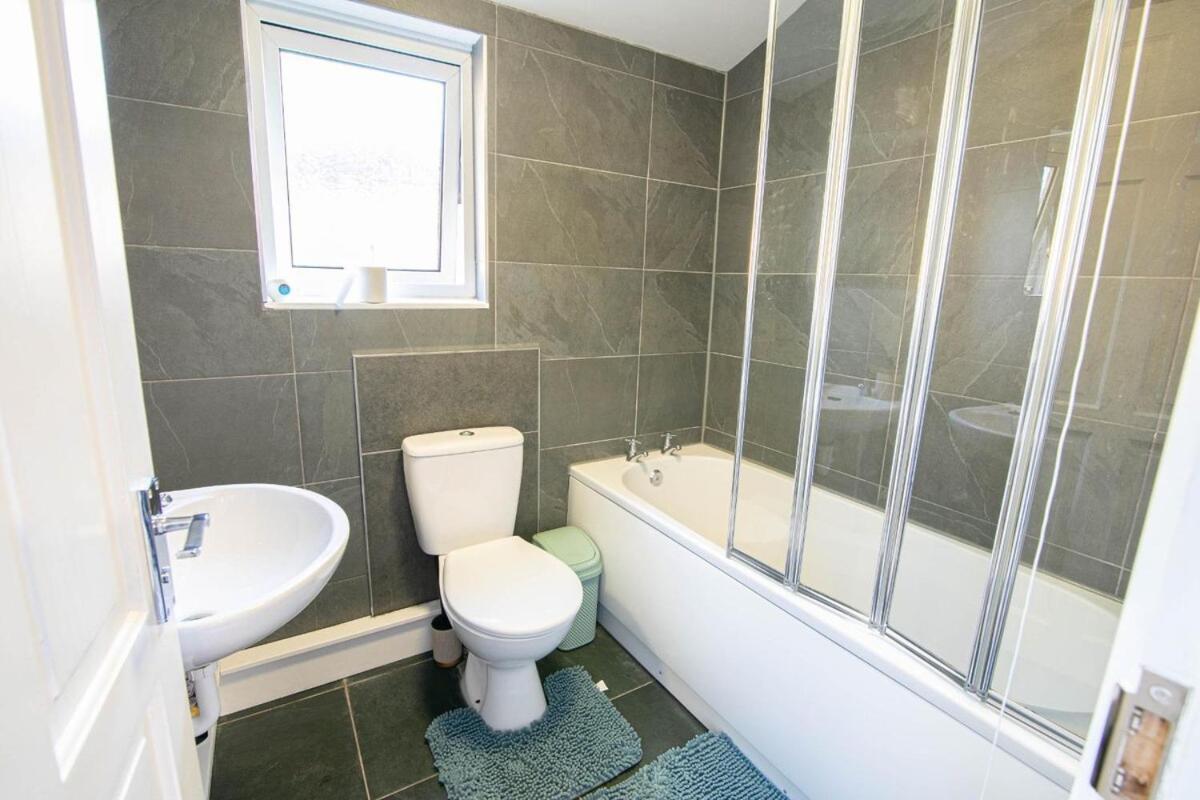 Holiday home 3 Bed Modern Home, Vibrant & Stylish, Sleep Upto 7