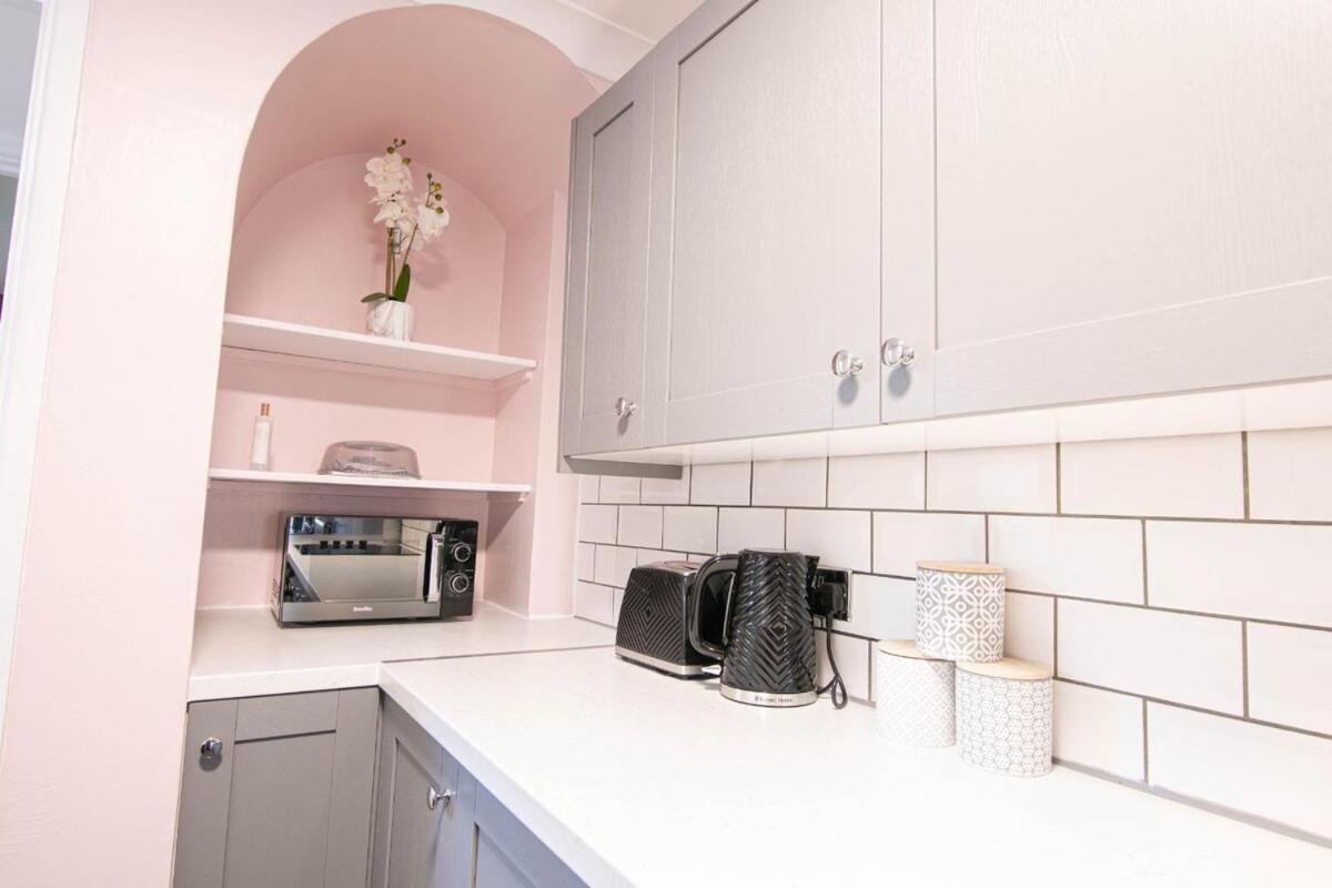 3 Bed Modern Home, Vibrant & Stylish, Sleep Upto 7 Portsmouth