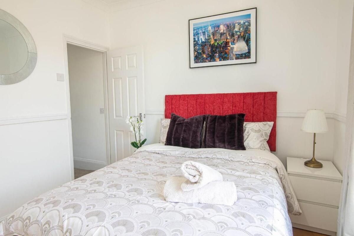 Holiday home 3 Bed Modern Home, Vibrant & Stylish, Sleep Upto 7 Portsmouth