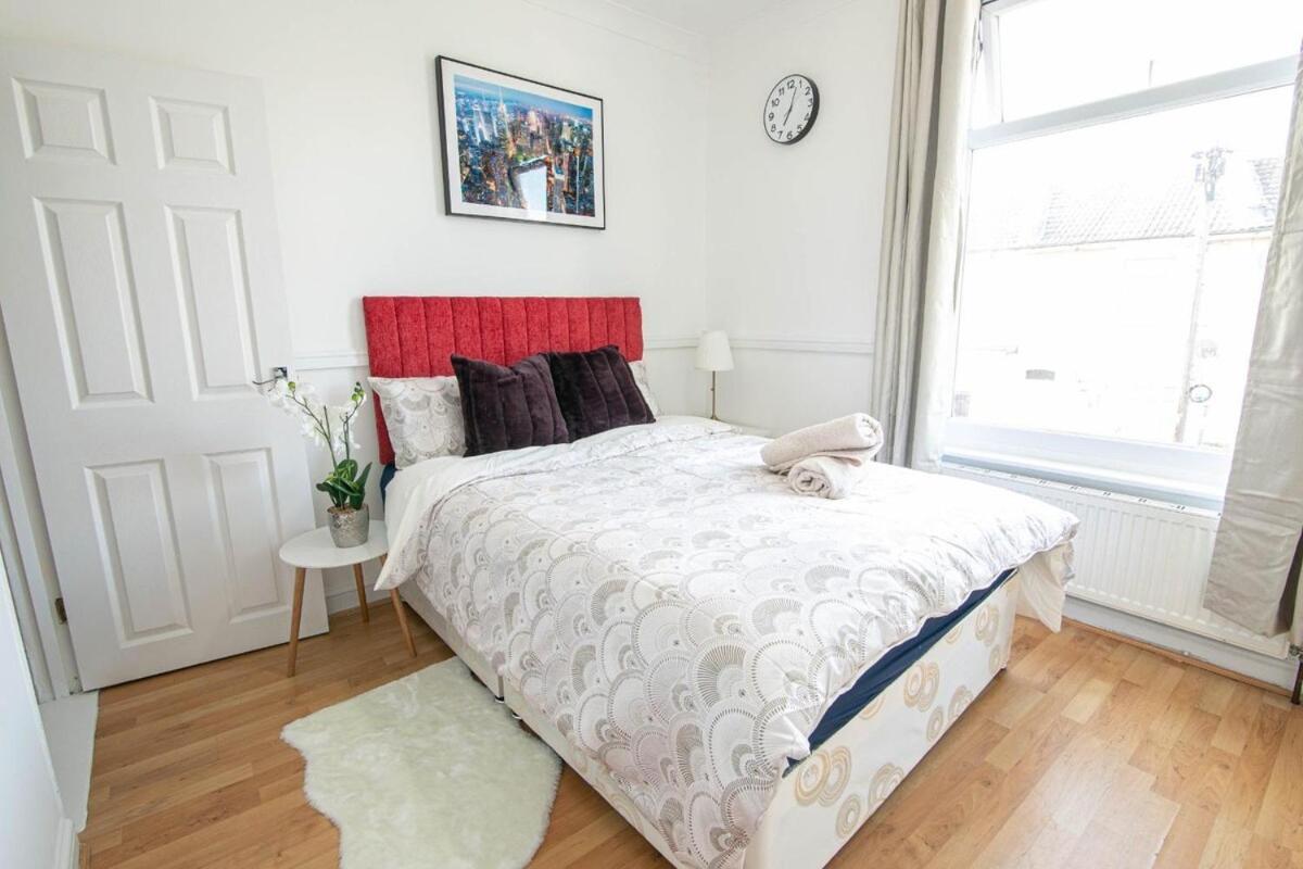 3 Bed Modern Home, Vibrant & Stylish, Sleep Upto 7 Holiday home