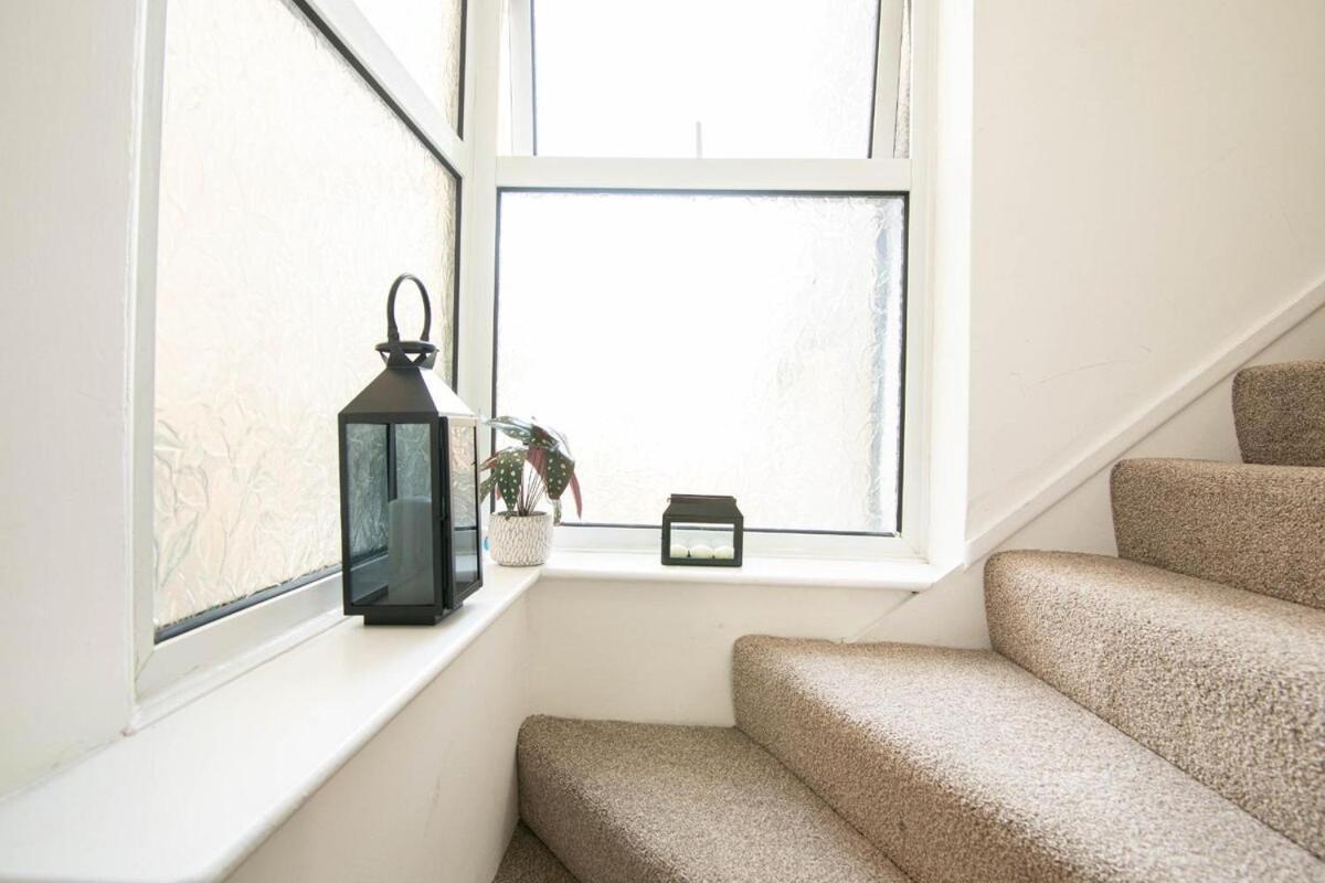 3 Bed Modern Home, Vibrant & Stylish, Sleep Upto 7 Holiday home *