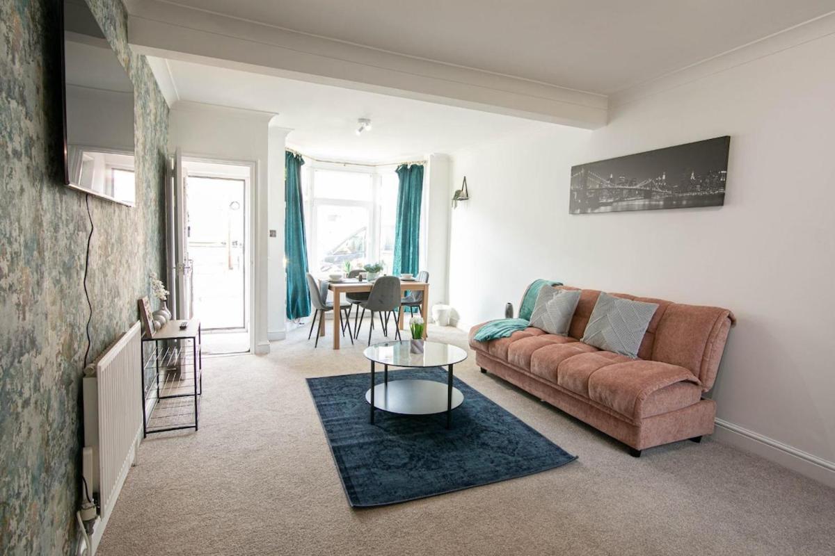 Holiday home 3 Bed Modern Home, Vibrant & Stylish, Sleep Upto 7 *