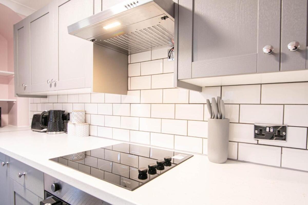 3 Bed Modern Home, Vibrant & Stylish, Sleep Upto 7 Holiday home *