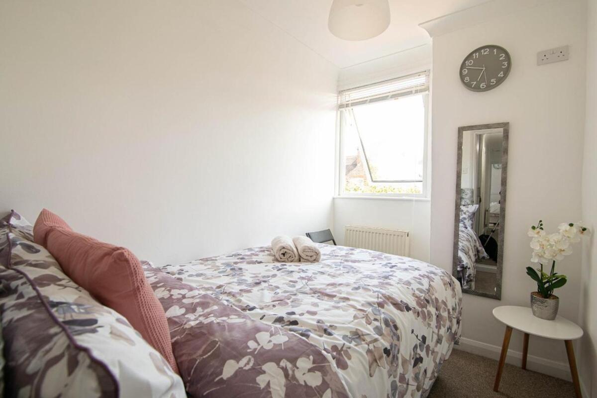 3 Bed Modern Home, Vibrant & Stylish, Sleep Upto 7 Portsmouth