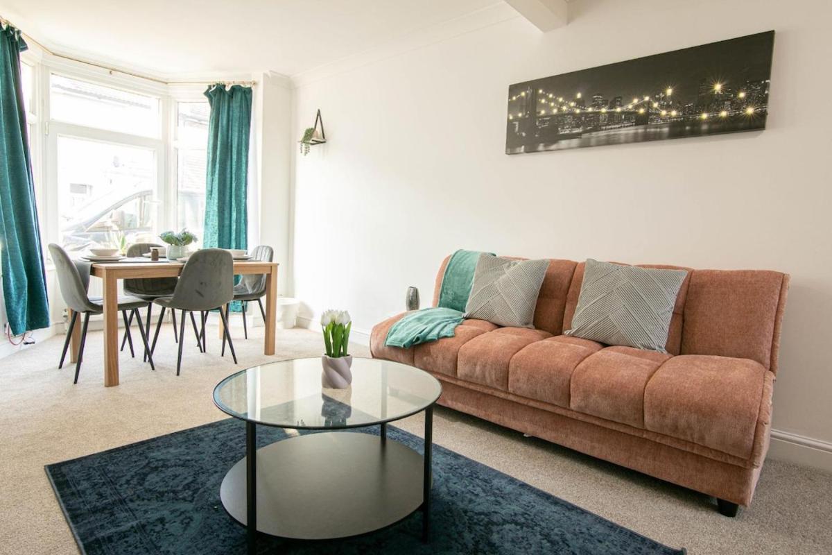 3 Bed Modern Home, Vibrant & Stylish, Sleep Upto 7 Holiday home *