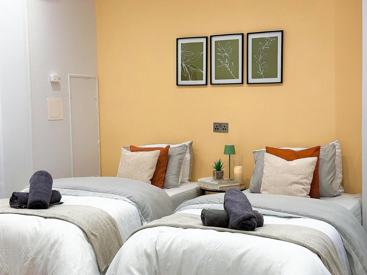 Colson - Best Find In Portsmouth, Sleeps 4, Centrally Located Near City Centre, Gunwharf And University Apartment *
