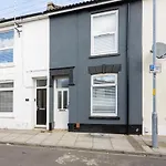 Methuen Mews - 2 Double Bedroom Townhouse Within Walking Distance To Beach, On-Street Parking In Portsmouth
