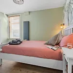 Cosy & Bright Home With Backyard In Southsea Portsmouth