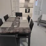 Modern 2 Bed House Sleeps 6