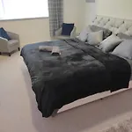 Modern 2 Bed House Sleeps 6