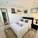 Home In Southsea With Hot Tub, Close To The Sea