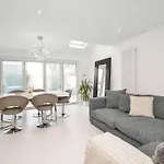 Home In Southsea With Hot Tub, Close To The Sea