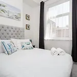 Dockyard Dreams - Close To Gunwharf!