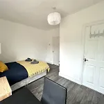 4 Bedroom 3 Bathroom & Free Parking